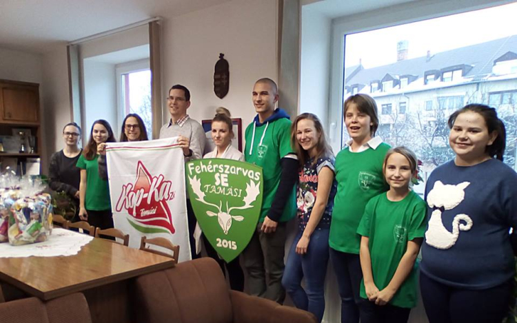 Ajándékcsomagot vehettek át a fehérszarvasok 