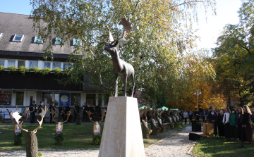 Felavatták a dám szobrot