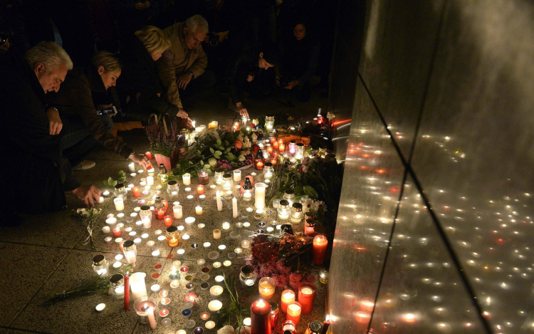 Közös gyertyagyújtás az áldozatokért