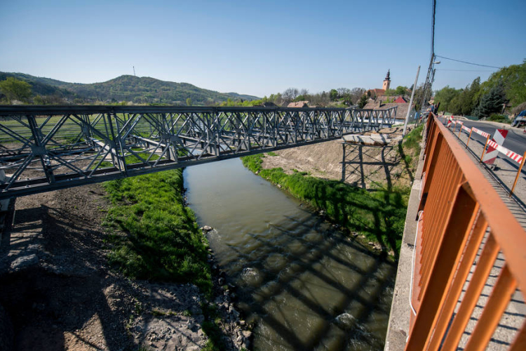 Helyére került a pincehelyi ideiglenes Kapos-híd 