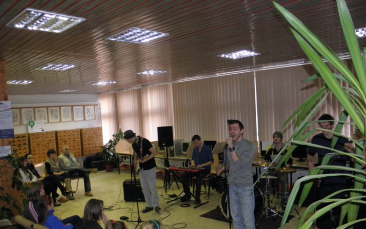 Irodalmi est Kávészünettel 