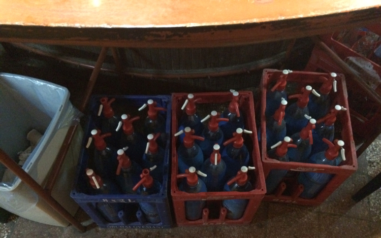 Szódásüvegbe rejtették a pálinkát