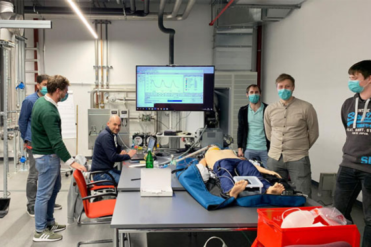 Lélegeztetőgépeket, védőmaszkokat és fertőtlenítőszereket is gyárt a Viessmann