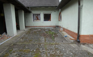 Törtek-zúztak a tizenévesek, akik mókából törtek be egy kétyi ingatlanba 