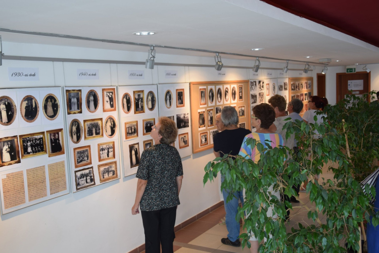 Régi esküvők fotói kaptak helyet a falakon