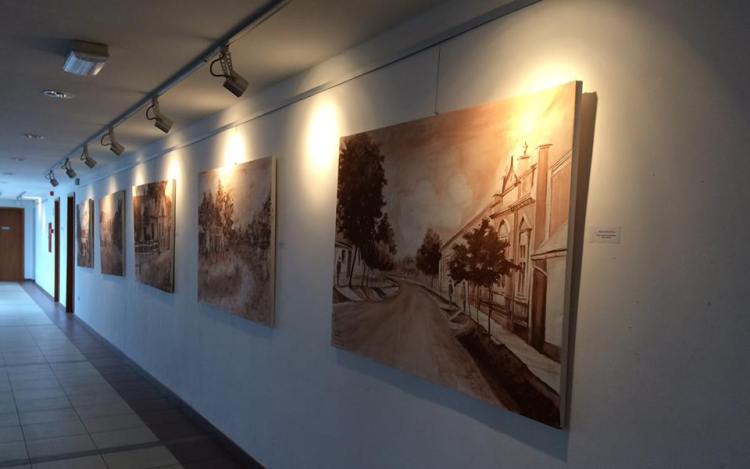 Régi tamási épületek láthatók a falakon