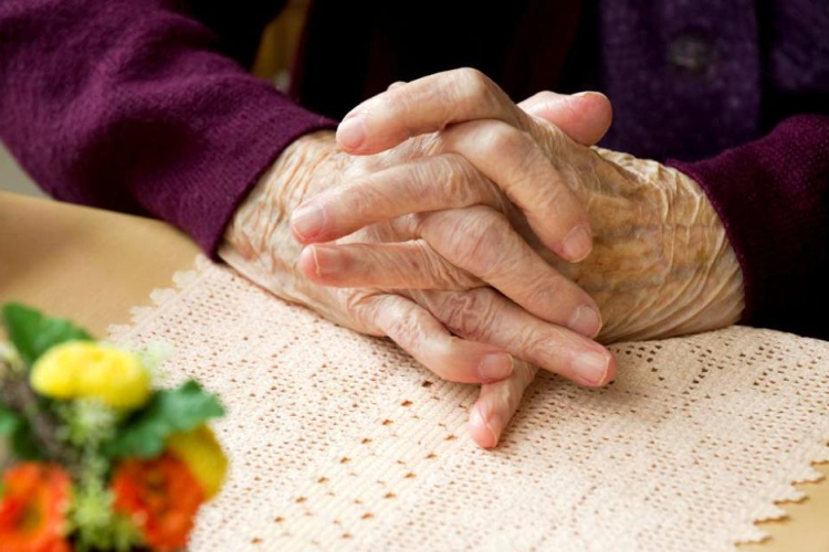 Idős és beteg személytől lopott 