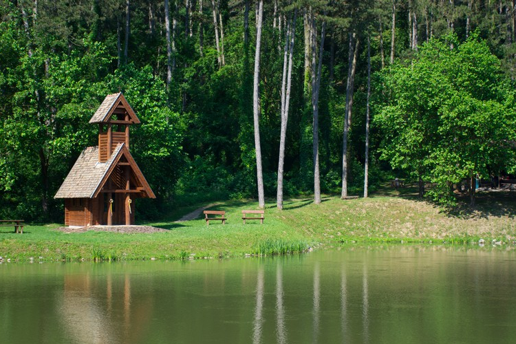 Öt éve áll már a Szent Hubertus kápolna a parkerdőben