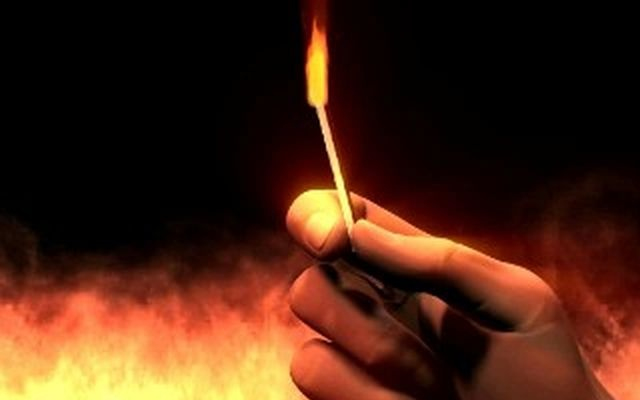 Rágyújtotta a házat a barátnőjére