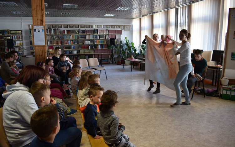 A Kezeslábas Babaszínház volt a tamási könyvtár vendége 