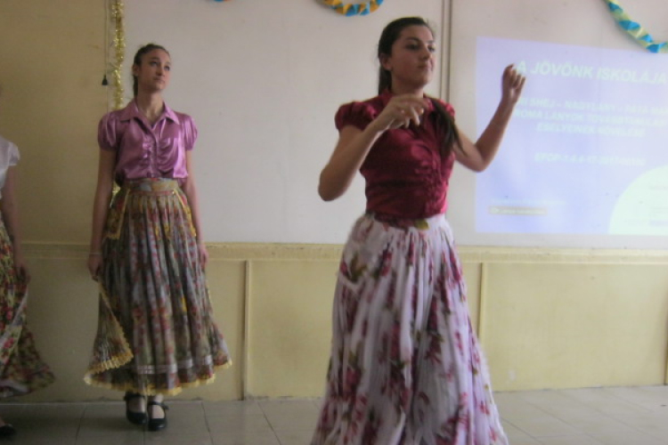 Példaképeket állítanak a fiatal lányok elé