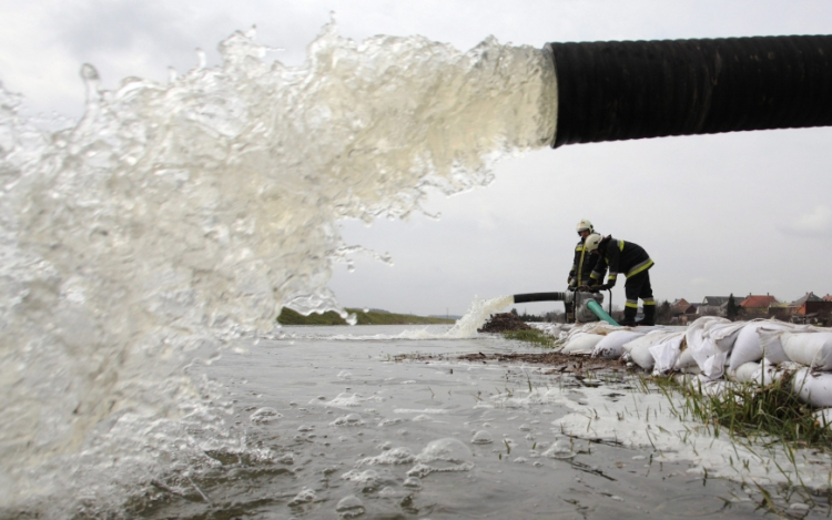 73 tolna megyei tűzoltó indult útnak