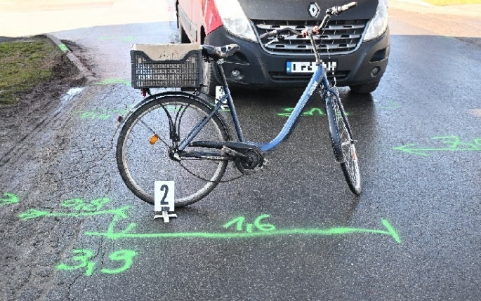 Fellökte egy autós a szabálytalan kerékpárost Tamásiban