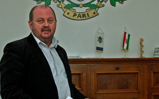 Összeférhetetlenség miatt mondott le Pári polgármestere