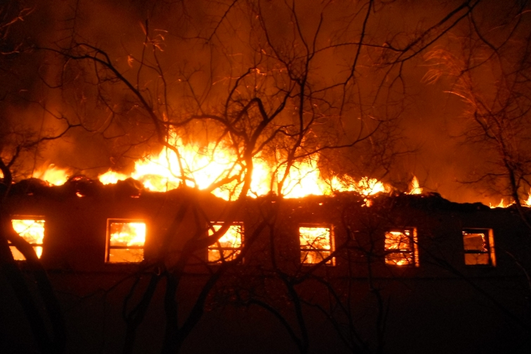 Leégett istálló Cecén