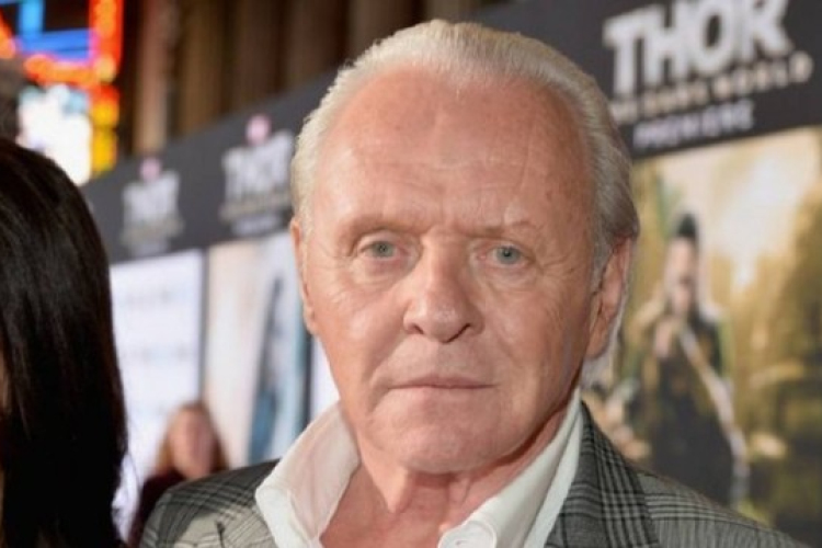Anthony Hopkins pápa lesz