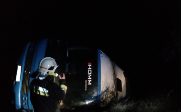 Munkásokat szállító autóbusz borult az árokba