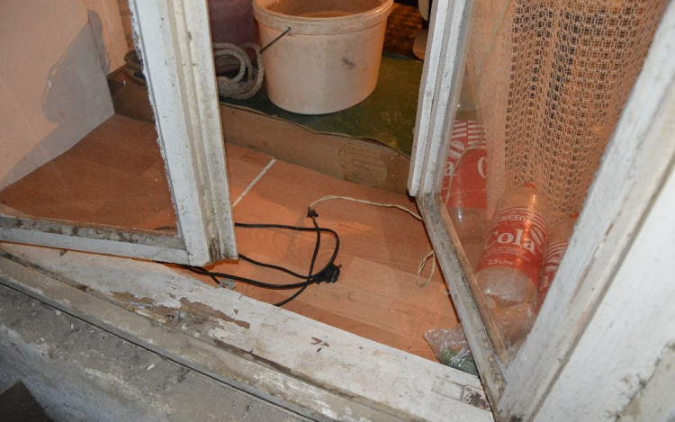 Az ablakon mászott be a házba