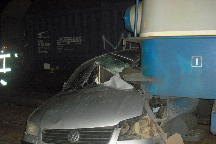 Közel ötszáz métert tolta a gépjárművet a vonat maga előtt