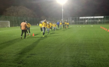 Nagy műfüves pálya épült a tömeg- és versenysportért