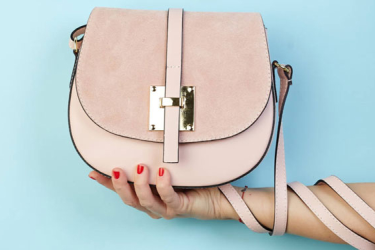 Egy táska mind felett