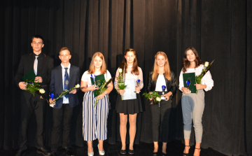 Hat jó tanulót, jó sportolót tüntettek ki