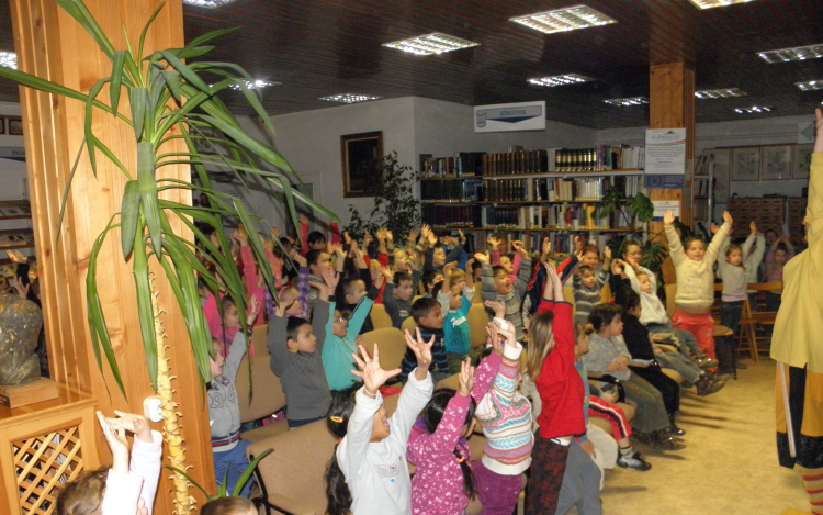 MiaManó színház a könyvtárban