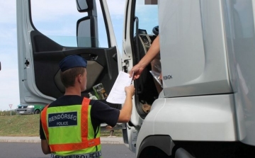 Autóbuszokat és nehéz-tehergépjárműveket ellenőriz a rendőrség a héten