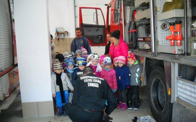 A tűzoltók munkájával ismerkedtek az ovisok
