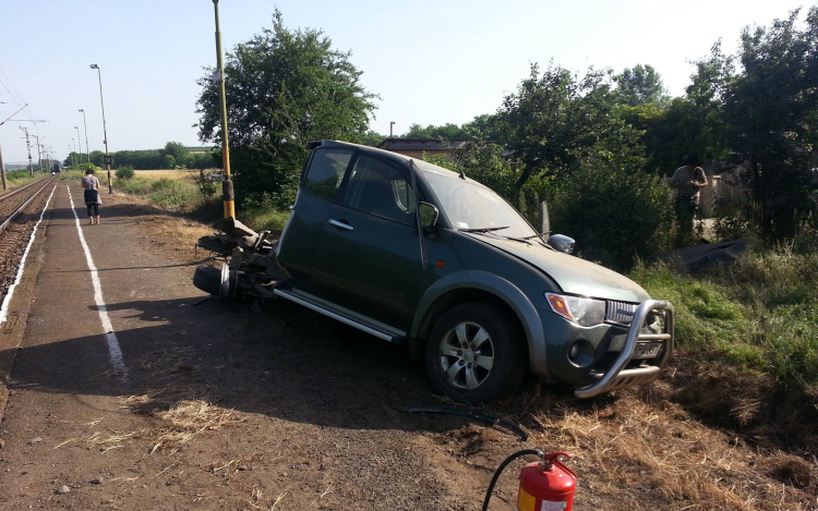 Vonat ütközött autóval