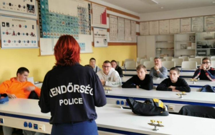 A prevenció jegyében tartottak előadásokat a rendőrség munkatársai