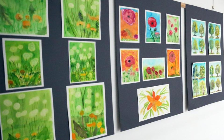 Akvarellképek díszítik a házat