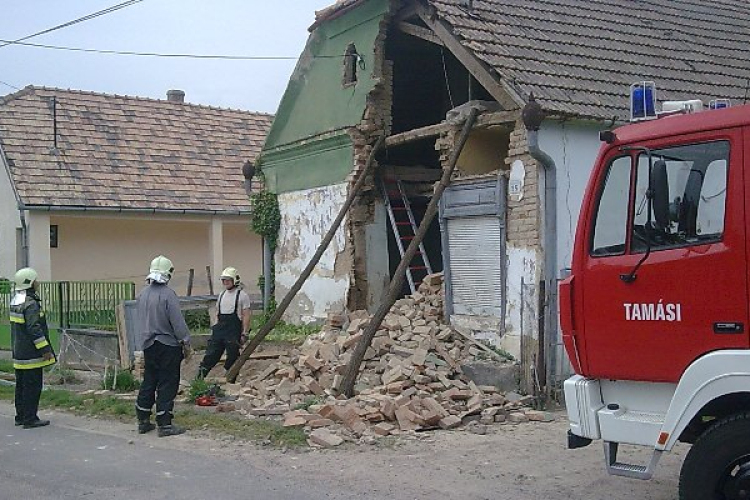 Kidőlt a házfal, elszakadt a gázvezeték