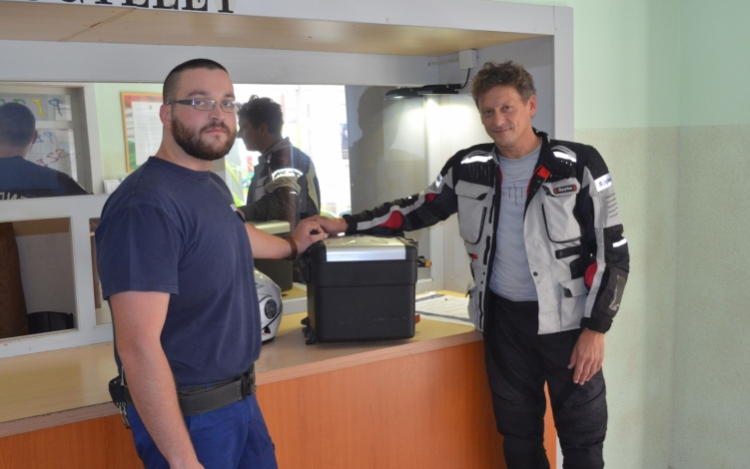 Az út szélén találta