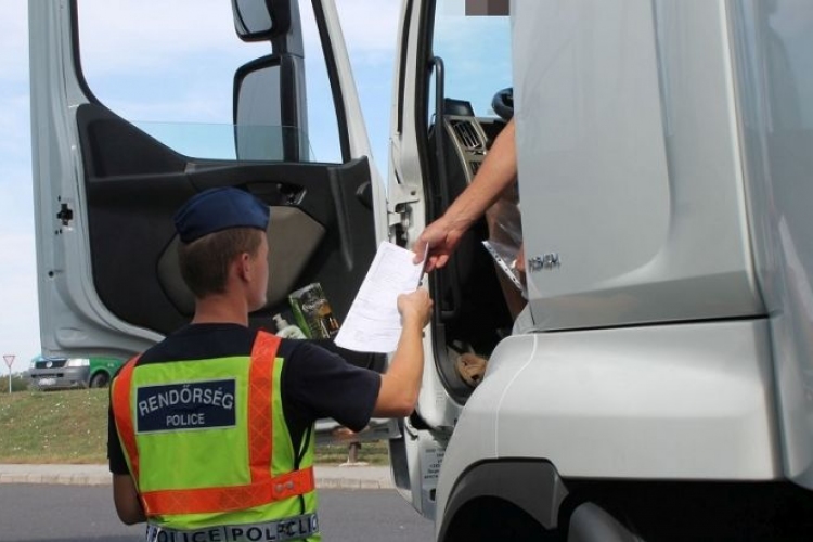 Autóbuszokat és nehéz-tehergépjárműveket ellenőriz a rendőrség a héten