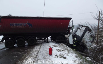 Kamion csúszott árokba Nagykónyinál
