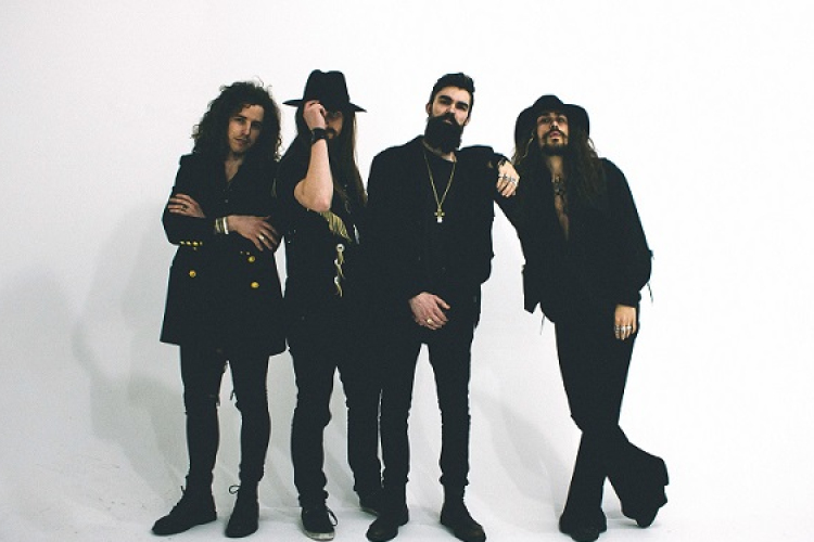 Londoni rockbanda ad koncertet ma Tamásiban