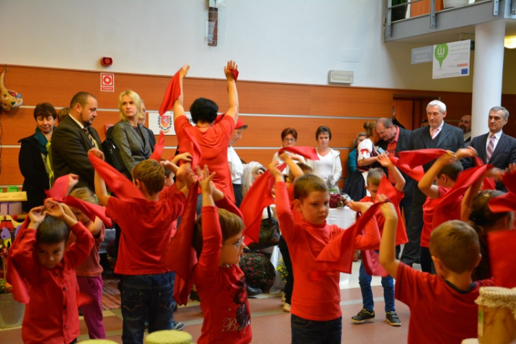 Delfin és Süni csoport műsora a közfoglalkoztatási konferencián