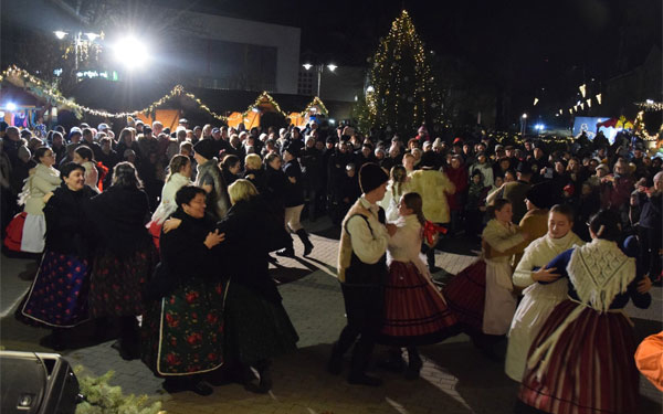 Advent harmadik vasárnapján ismét megtelt élettel a rendezvénytér Tamásiban