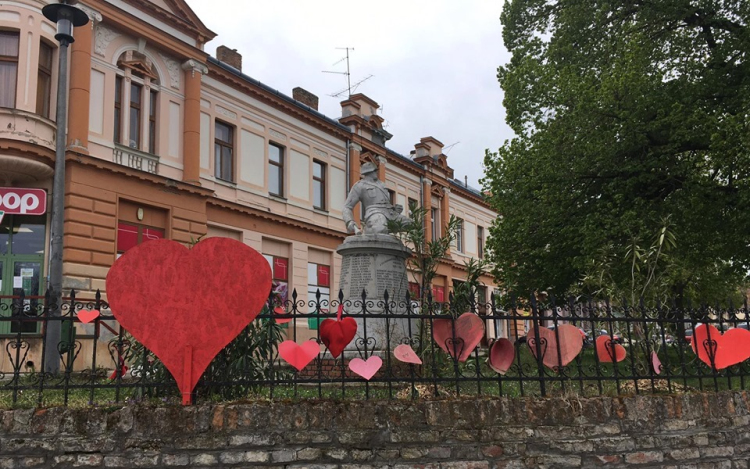 Emlékfával tisztelegnek Hőgyészen 