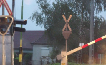 A fényjelző tilos jelzése ellenére hajtott a sínekre