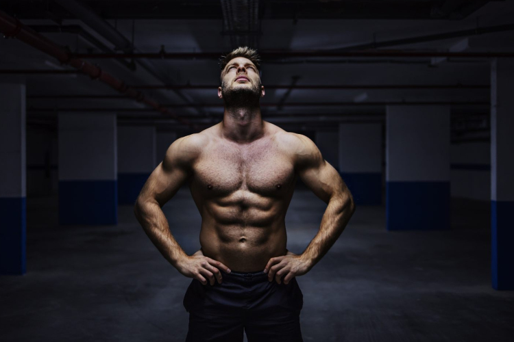 Ő a legtöbb izompacsirta filmsztár magyar hangja