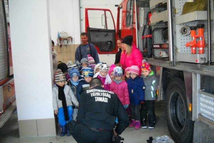 A tűzoltók munkájával ismerkedtek az ovisok