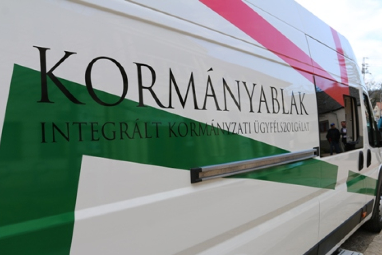 Kormányablak busz érkezik Nagykónyiba