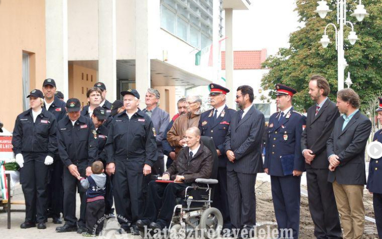 Szent Flórián szobor is vigyázza a tamásiakat