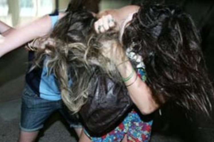 Az utcán estek egymásnak az asszonyok