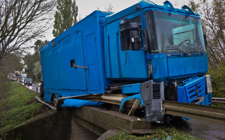 Szalagkorlátnak ütközött kamionhoz riasztották a tamási tűzoltókat