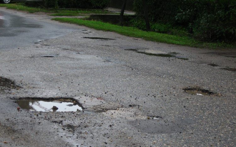 Több mint száz kilométeren újíthatnak fel főutakat Tolnában