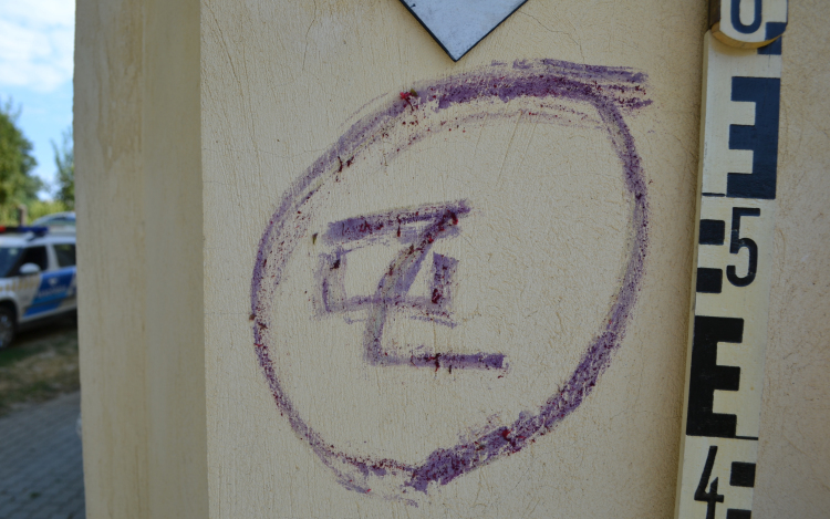 Kisfiúk festettek a templom falára