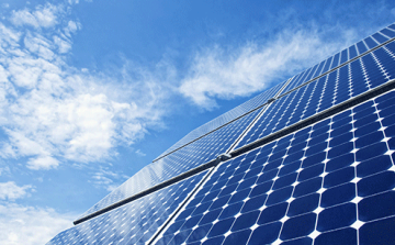 Napelemek lepik el a művelődési központ tetejét